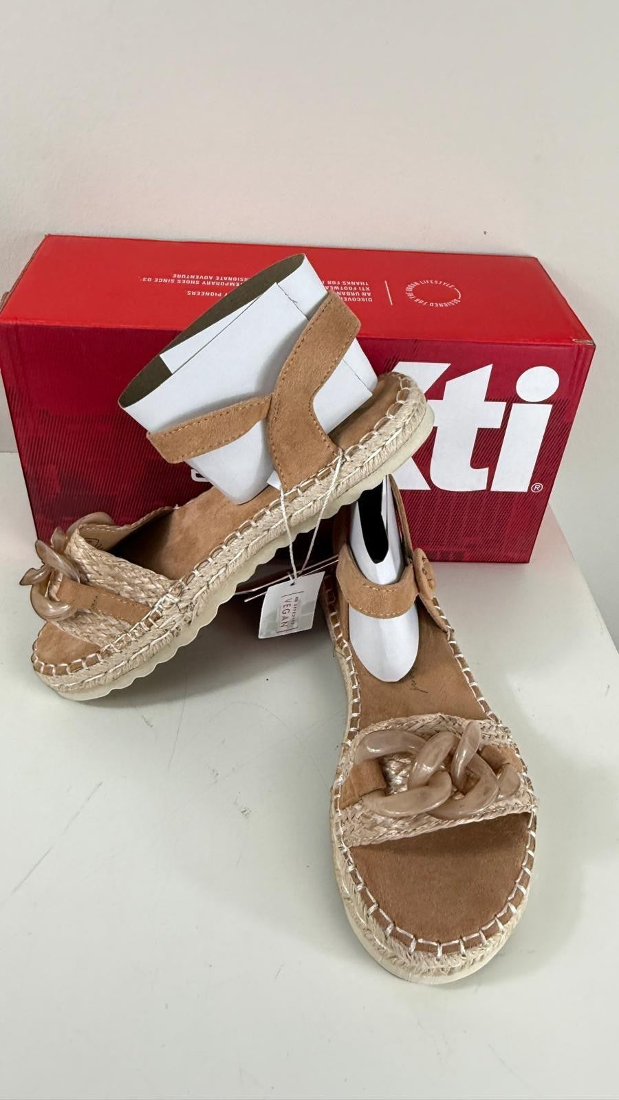 Sandales espadrilles Frippindealz XTI crème à plateforme, bride cheville et maillon décoratif, style estival tressé
