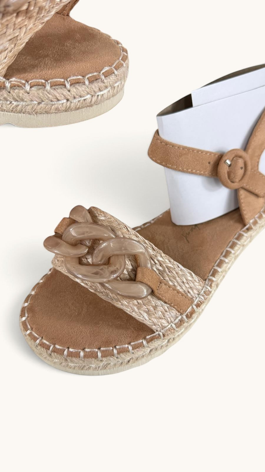 Sandales espadrilles Frippindealz XTI beige à plateforme, bride cheville et détail maillon décoratif sur le dessus