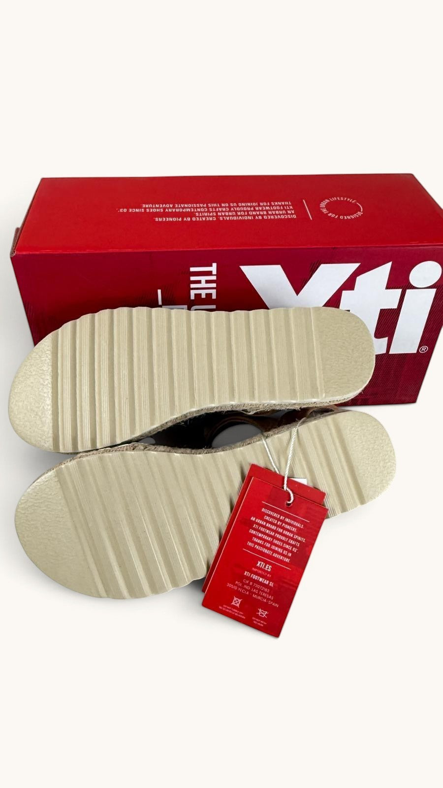 Semelles crantées beiges de sandales espadrilles Frippindealz XTI avec étiquette de marque et boîte rouge