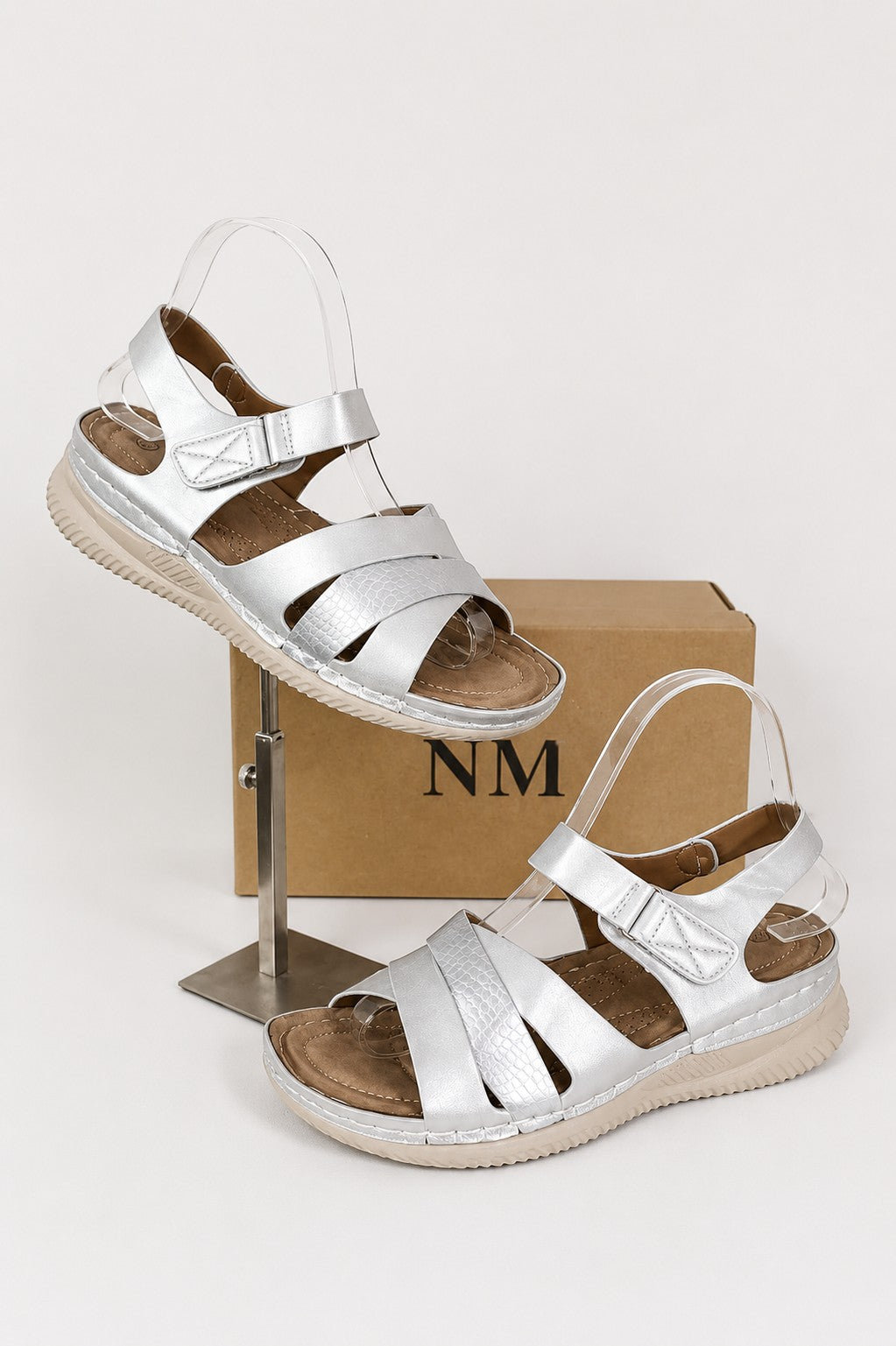 Sandales confort femme Frippindealz NM argentées à brides croisées et semelle souple, design estival élégant