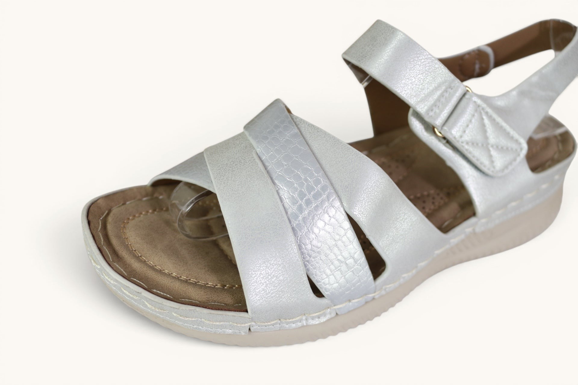 Sandales confort femme Frippindealz NM argentées à brides croisées et semelle souple pour un style estival élégant
