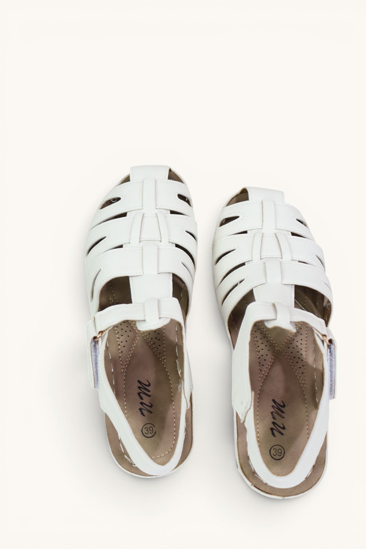 Sandales confort Frippindealz NM blanc cassé avec design ajouré, bride auto-agrippante et semelle compensée légère