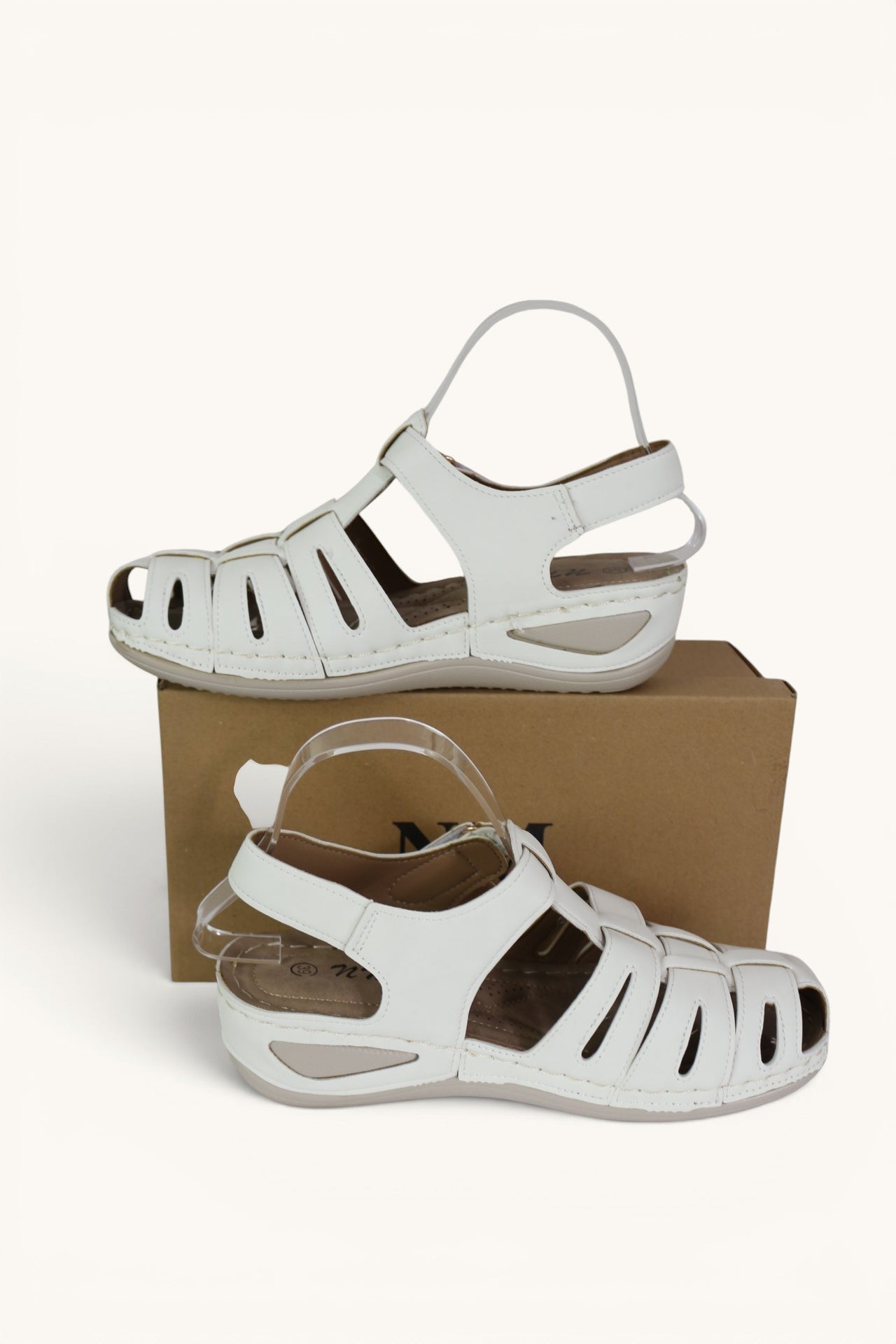 Sandales confort Frippindealz pour femme en blanc cassé avec design ajouré, bride auto-agrippante et semelle compensée