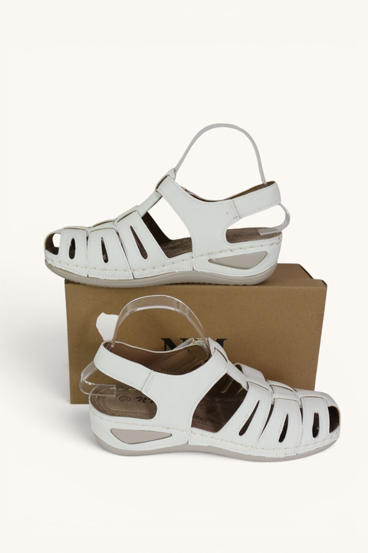Sandales confort Frippindealz pour femme en blanc cassé avec design ajouré, bride auto-agrippante et semelle compensée