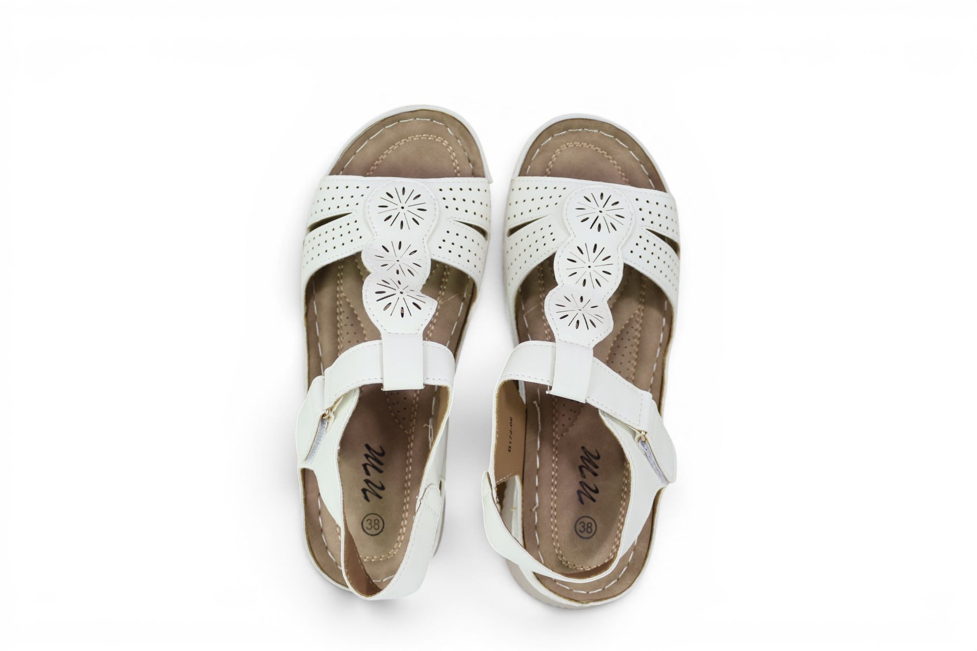 Sandales confort femme Frippindealz blanches avec bride ajustable et détails floraux ajourés pour l'été