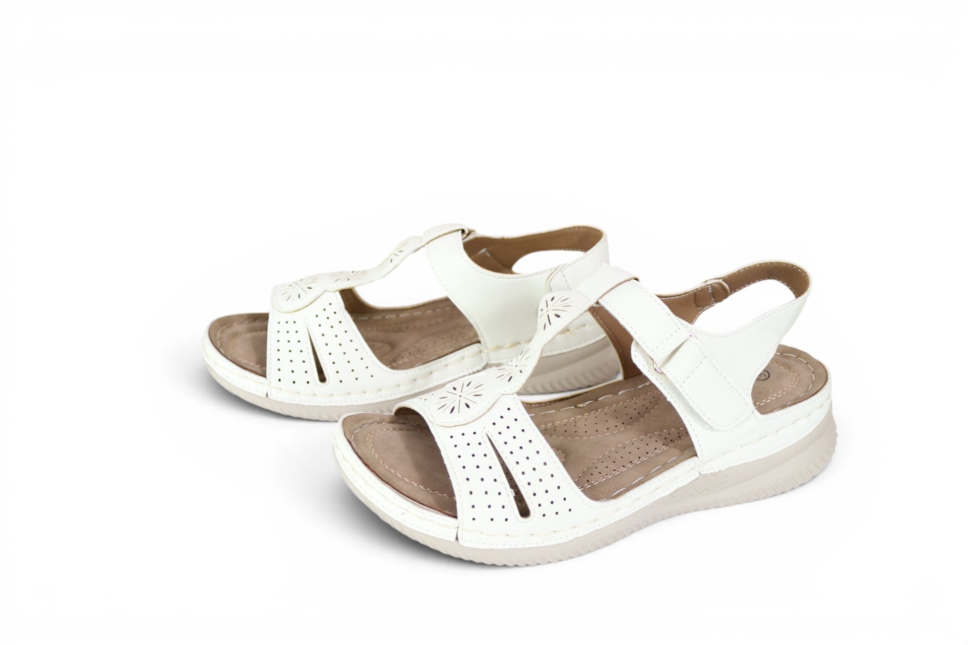 Sandales confort femme Frippindealz blanches avec bride ajustable, détails floraux ajourés et semelle compensée légère