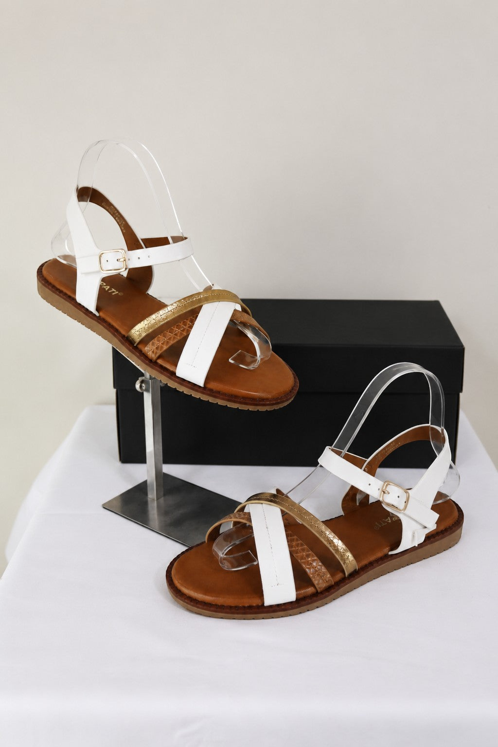 Sandales femme Frippindealz Poti Pati blanches et dorées avec brides croisées et bride arrière réglable