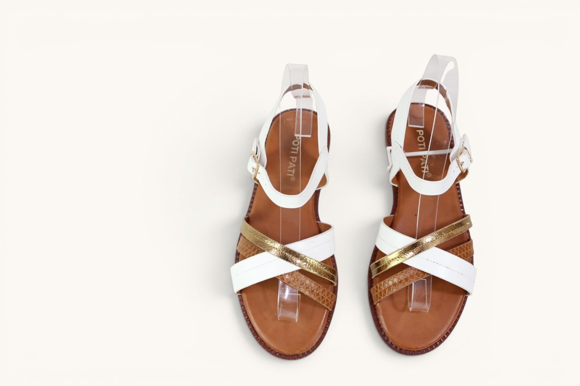 Sandales femme Frippindealz Poti Pati blanches, dorées et camel à brides croisées et semelle plate confortable