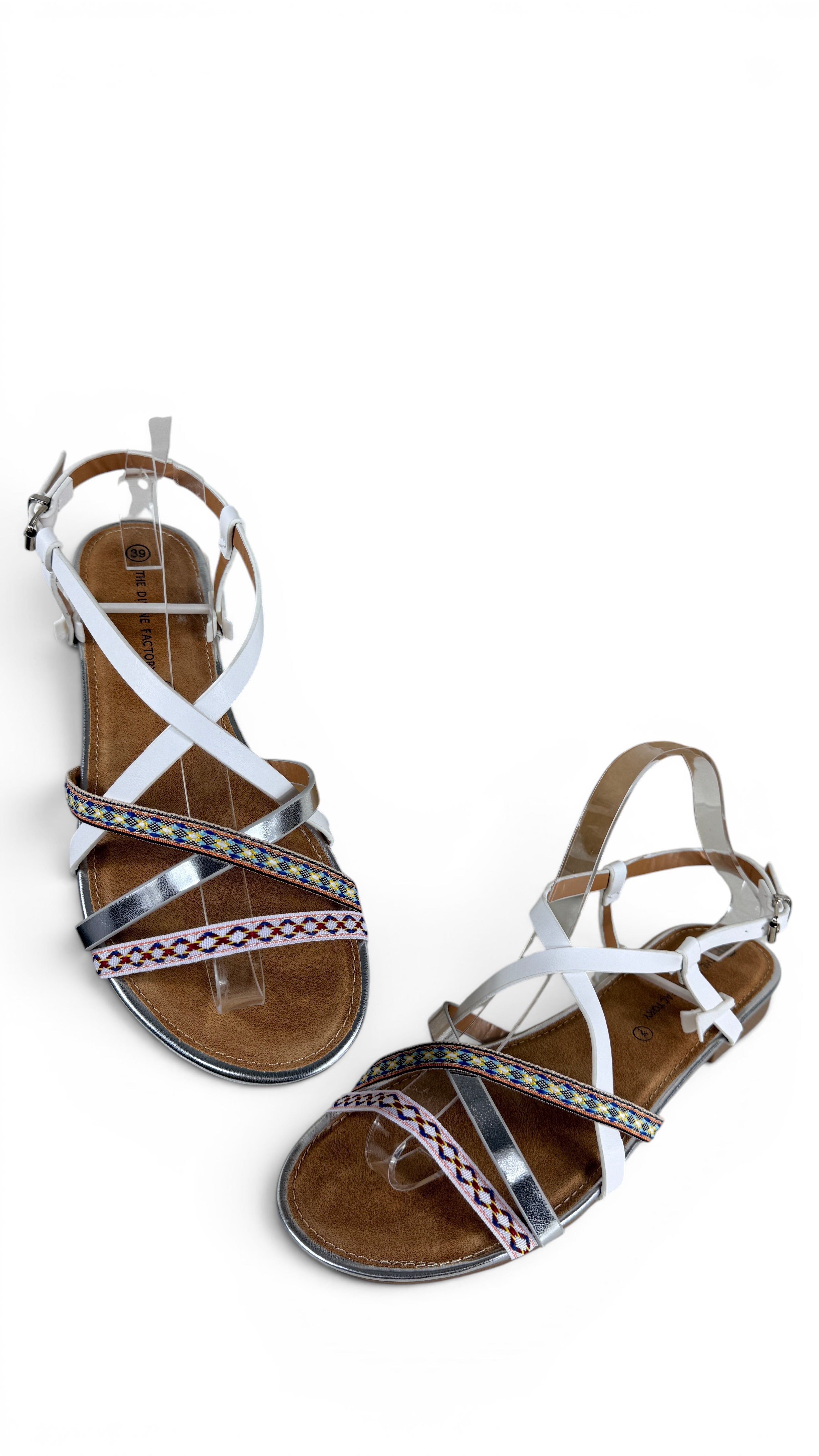 Sandales bohème chic Frippindealz The Divine Factory blanches, argentées et multicolores avec brides réglables