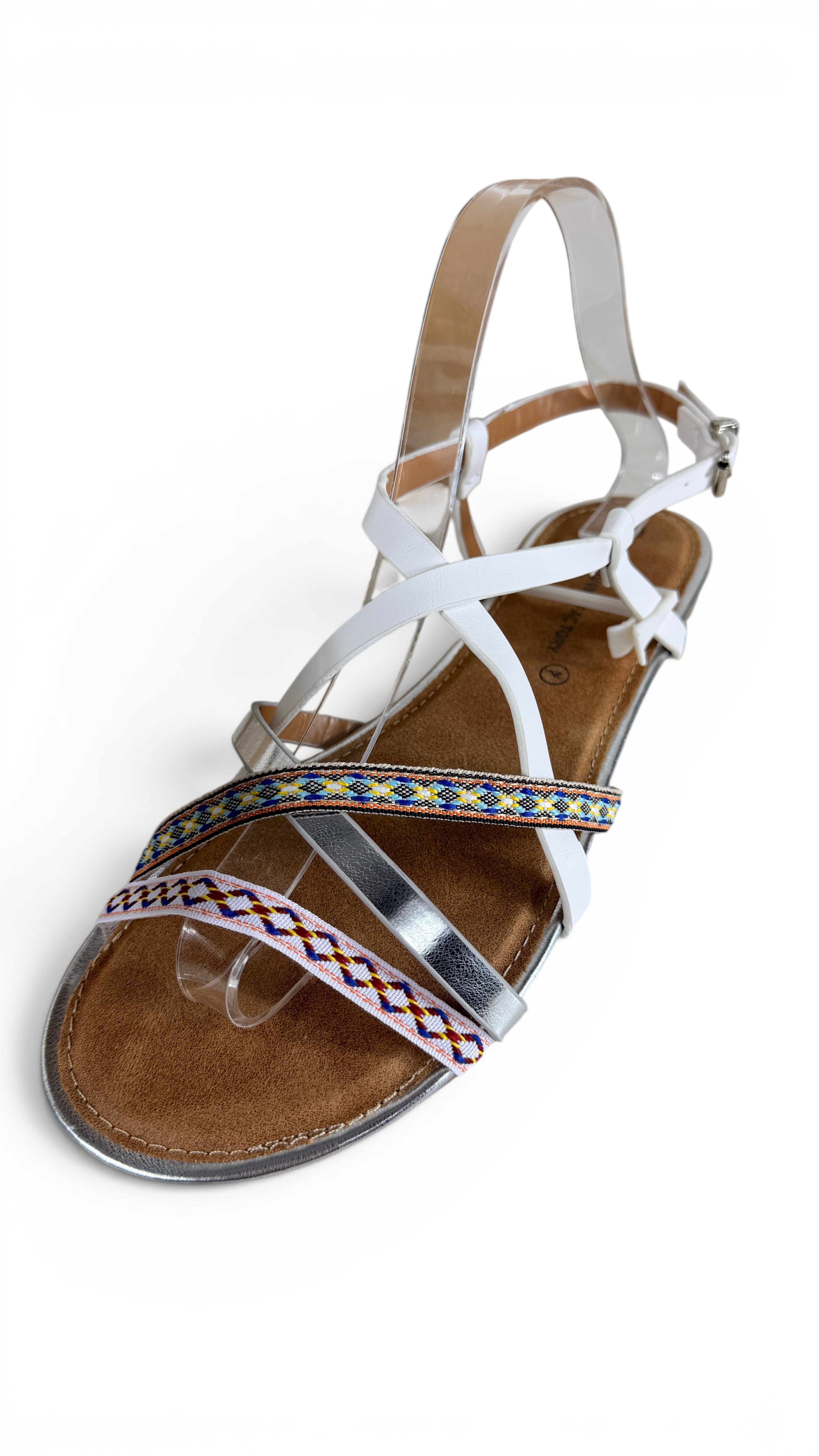 Sandales Frippindealz The Divine Factory blanches, argentées et multicolores style bohème chic avec bride réglable.