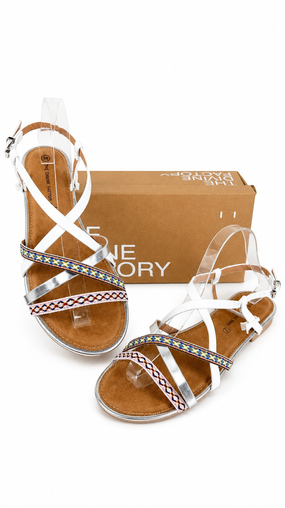 Sandales bohème Frippindealz The Divine Factory blanches, argentées et multicolores avec brides et semelle camel