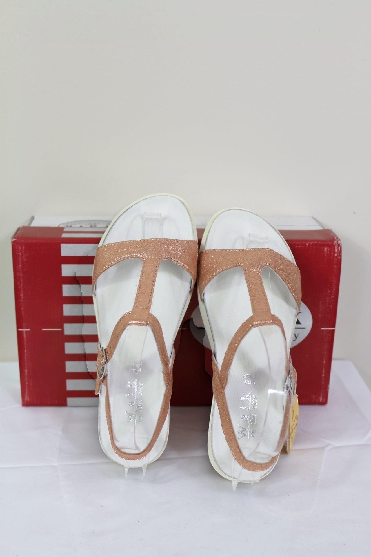 Sandales femme Frippindealz Walk In The City en cuir rose gold avec bride en T et semelle claire, style artisanal.