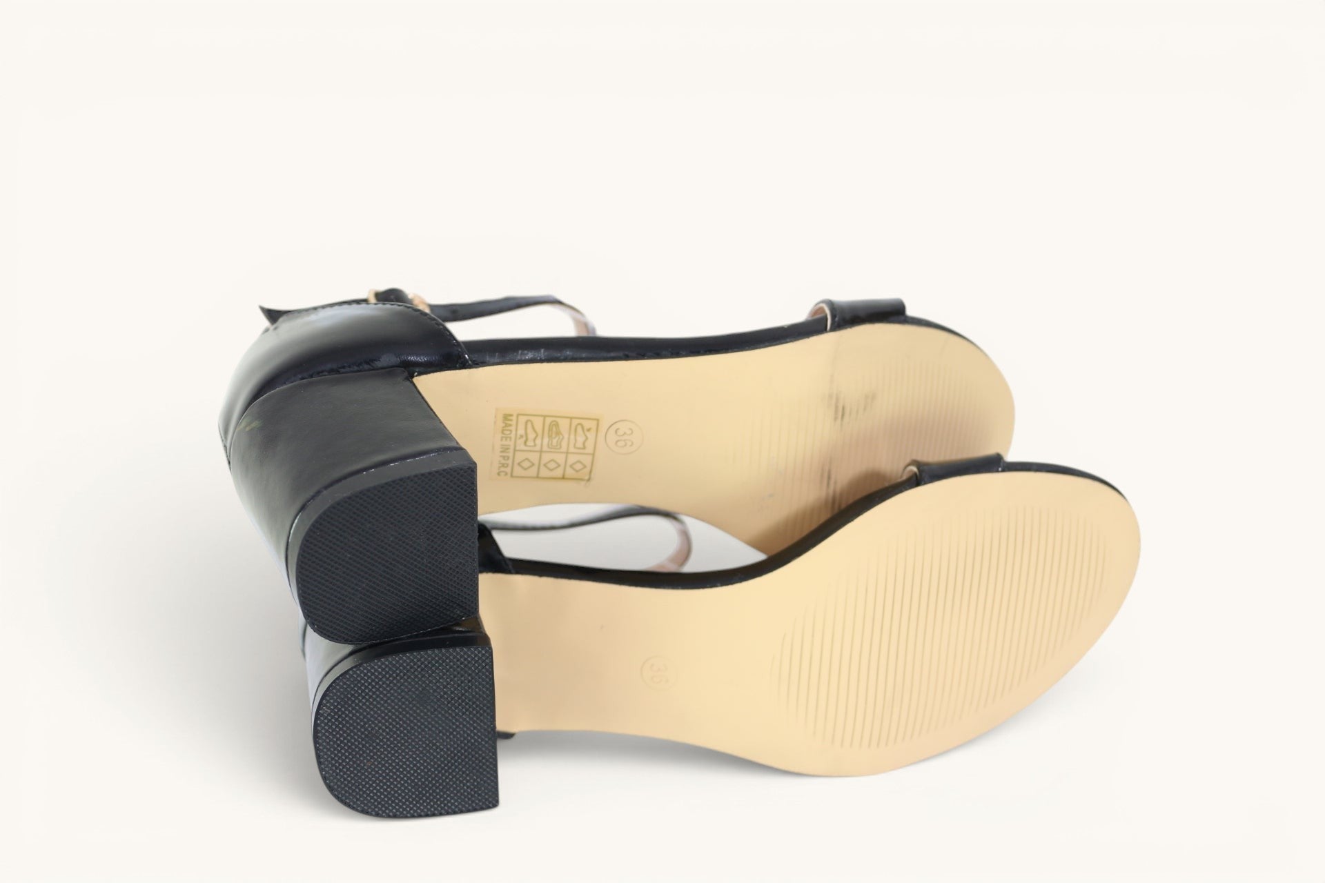 Sandales femme noires Frippindealz Poti Pati avec talon bloc et semelle beige, vue sous un angle arrière