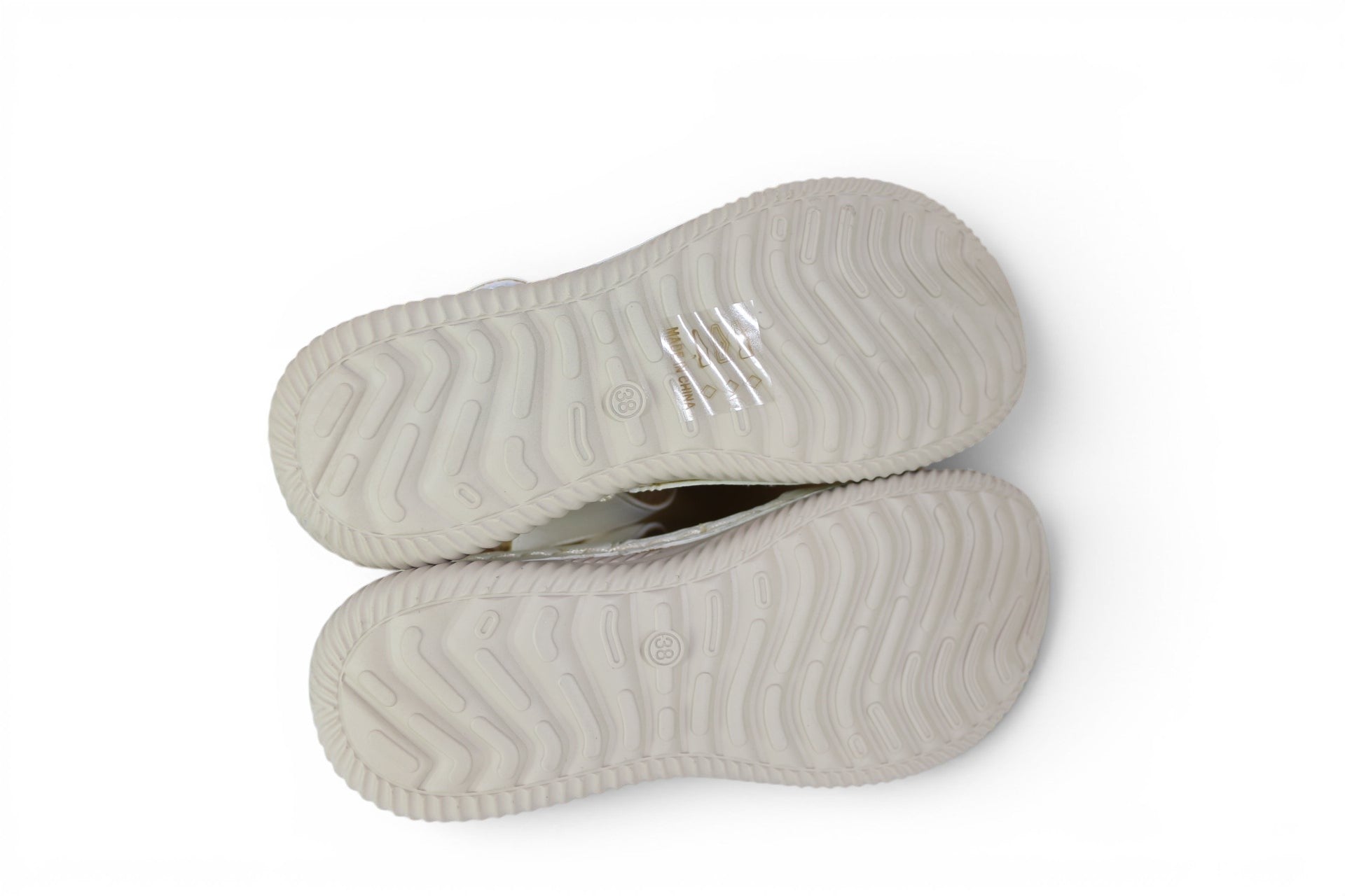 Semelles antidérapantes blanches des sandales confort Frippindealz avec motif ondulé et taille 38 visible