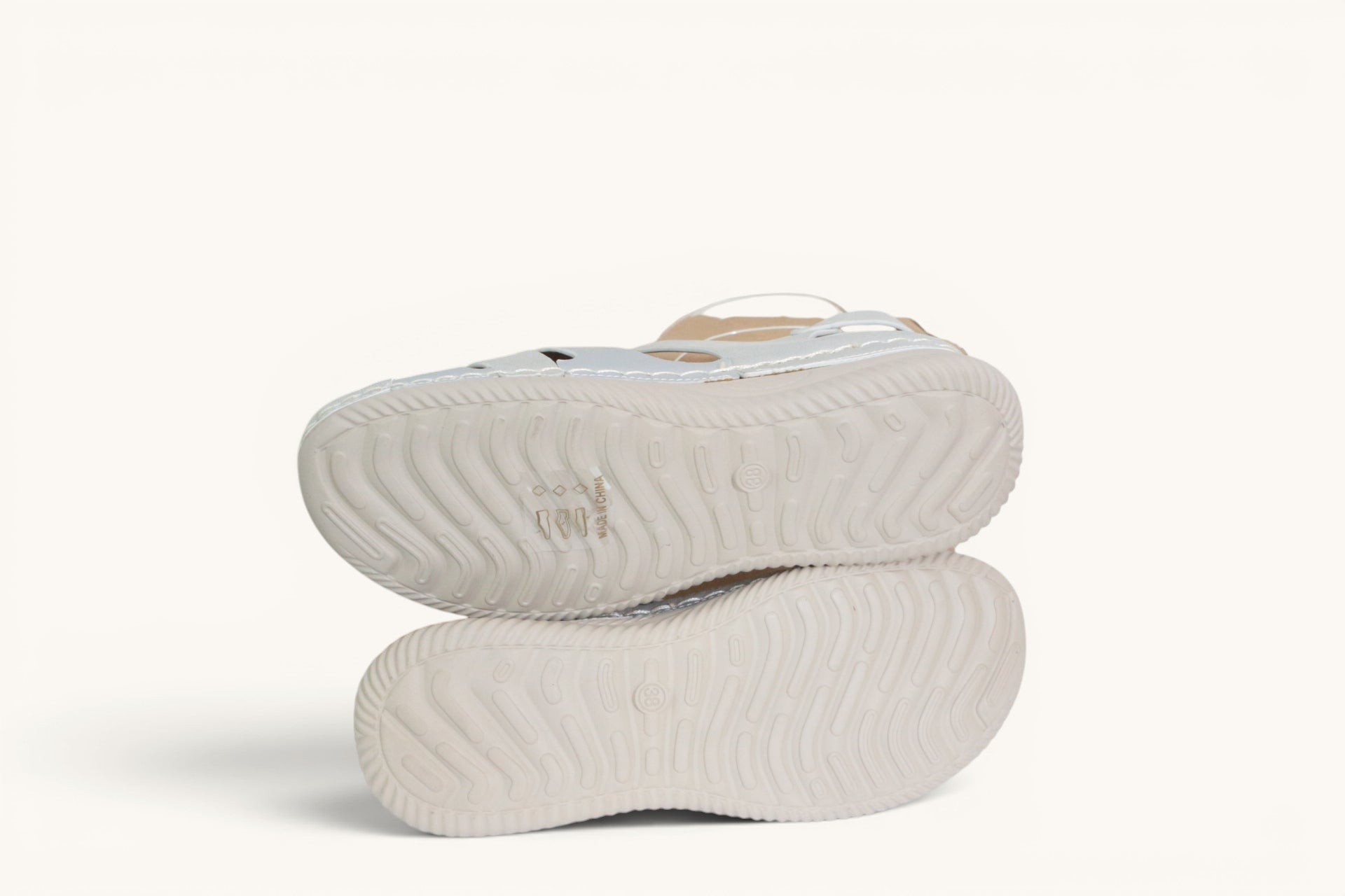 Semelles antidérapantes des sandales confort femme NM Frippindealz argentées à brides croisées