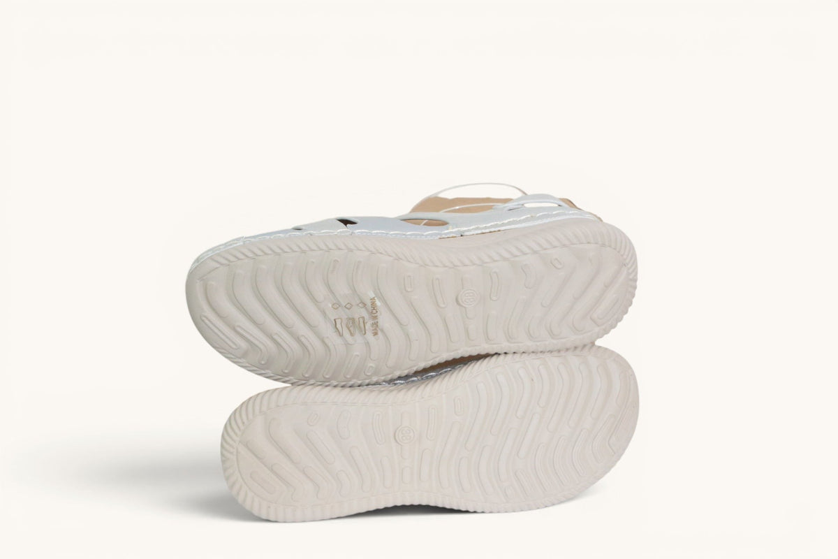 Semelles antidérapantes des sandales confort femme NM Frippindealz argentées à brides croisées