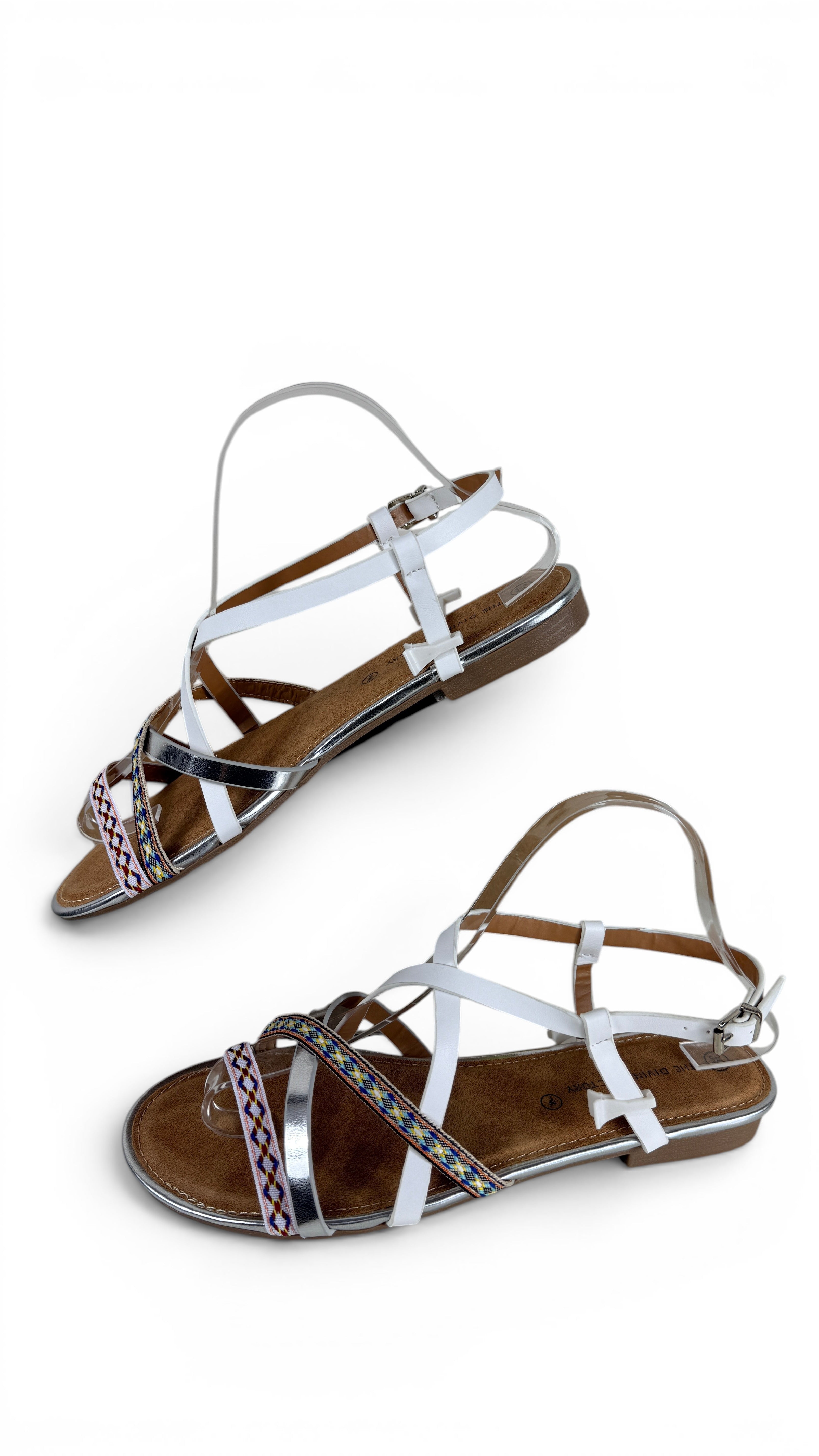 Sandales bohème chic Frippindealz The Divine Factory blanches, argentées et multicolores avec bride cheville réglable