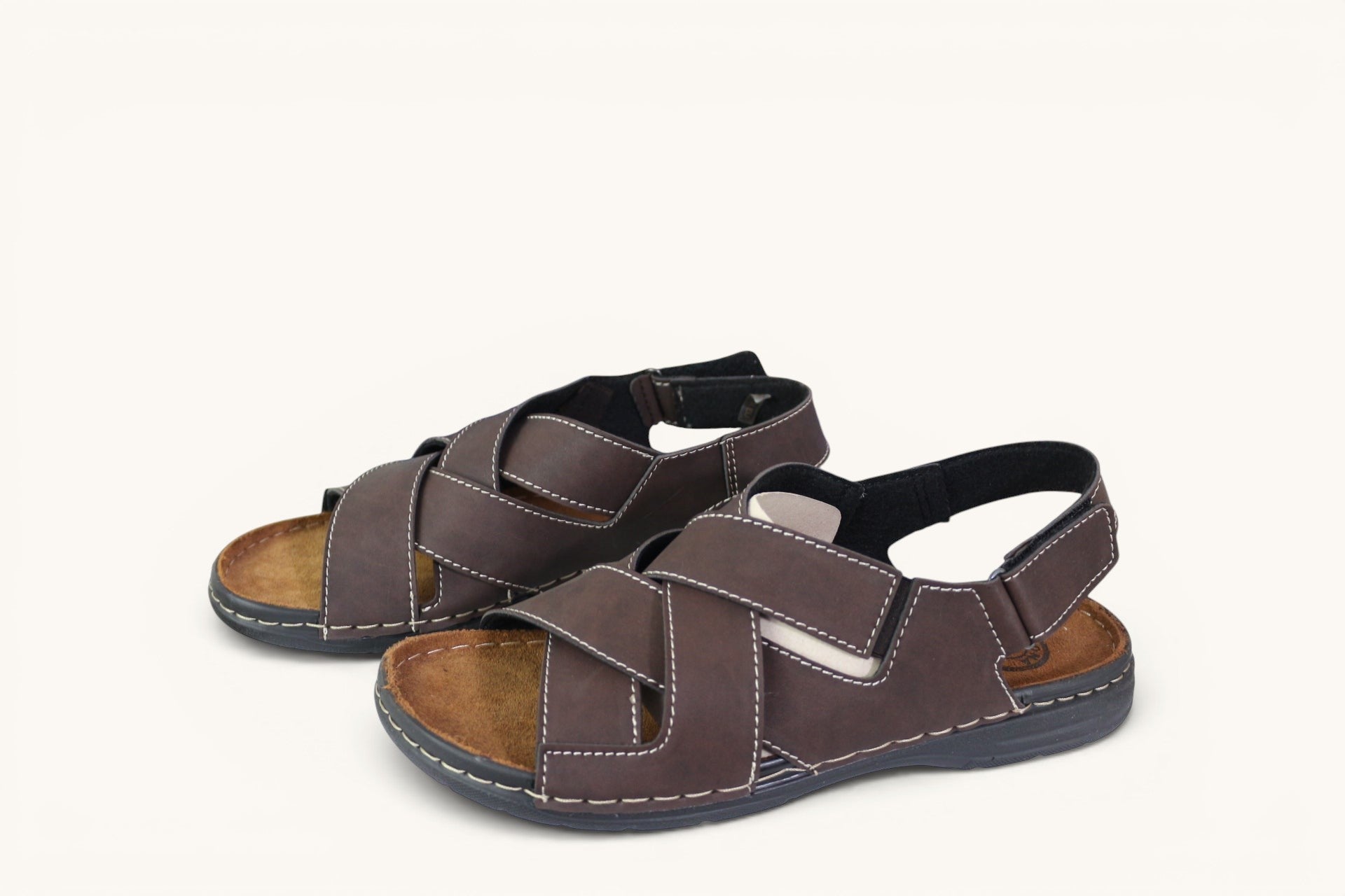 Sandales homme Frippindealz Arizona by Patrizia marron à brides croisées, surpiqûres contrastées et bride arrière.