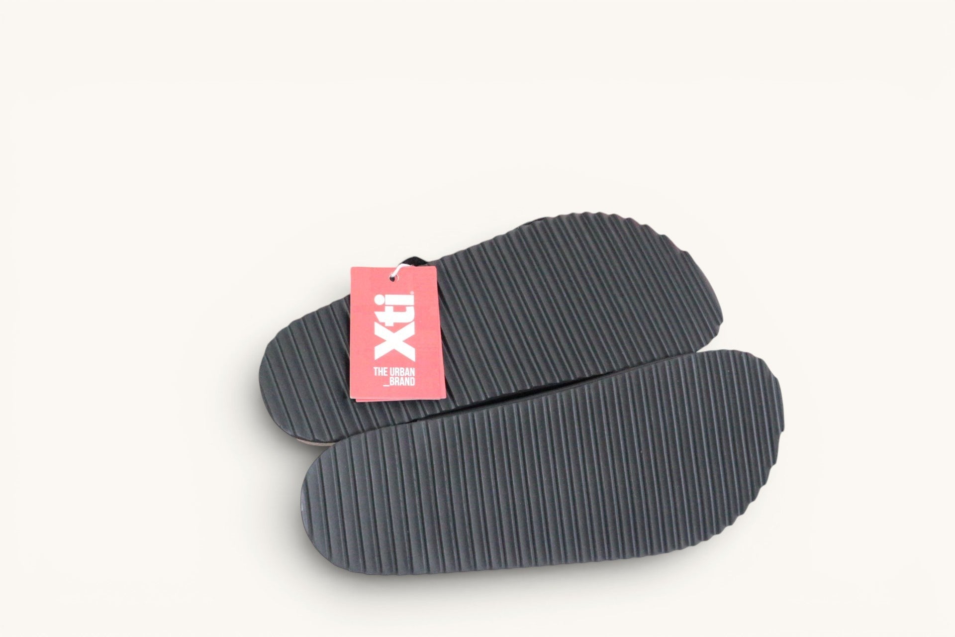 Sandales homme anatomiques noires Frippindealz Xti avec semelle extérieure crantée antidérapante