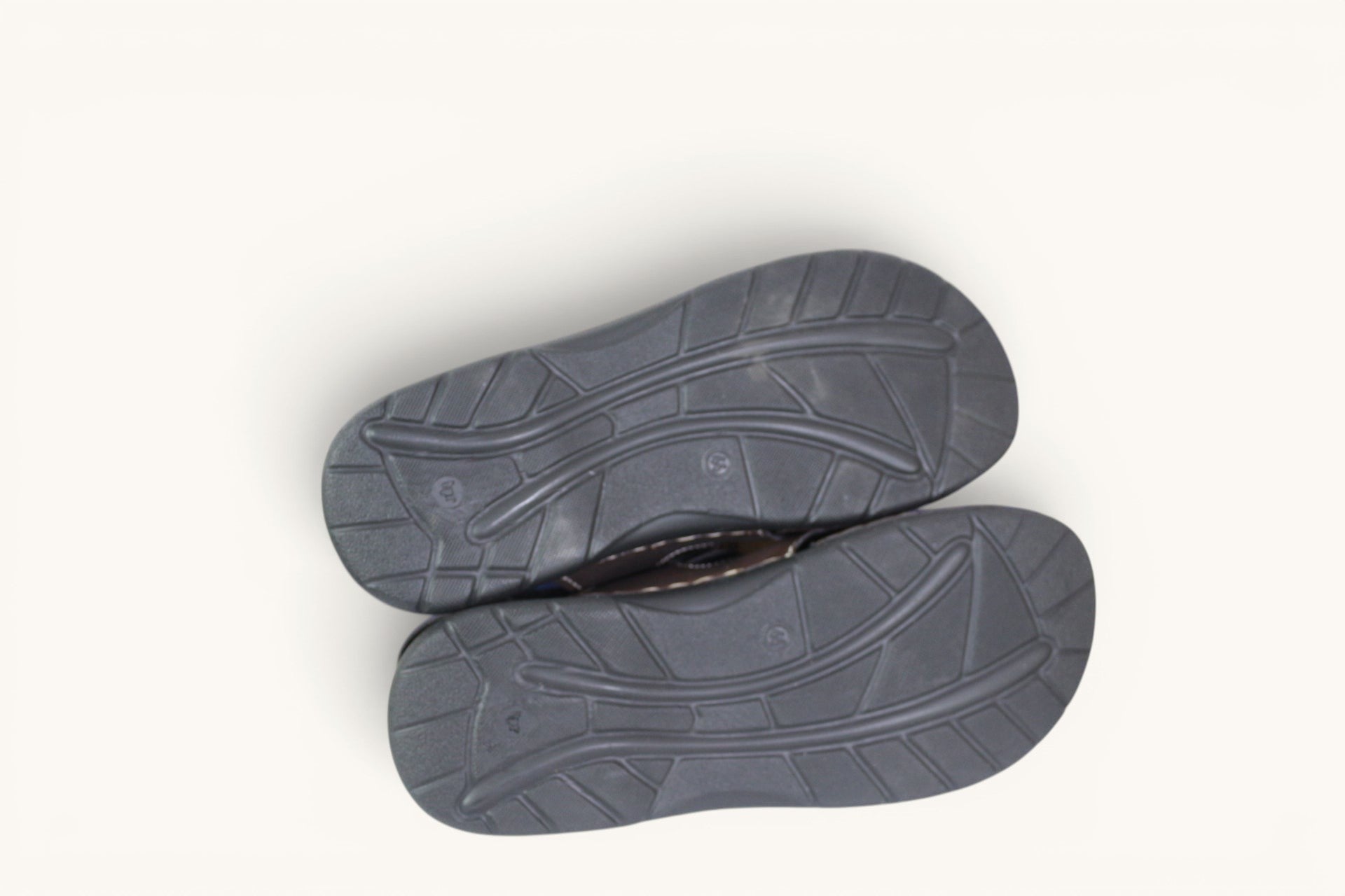 Semelles extérieures noires antidérapantes des sandales homme Arizona by Patrizia vendues par Frippindealz