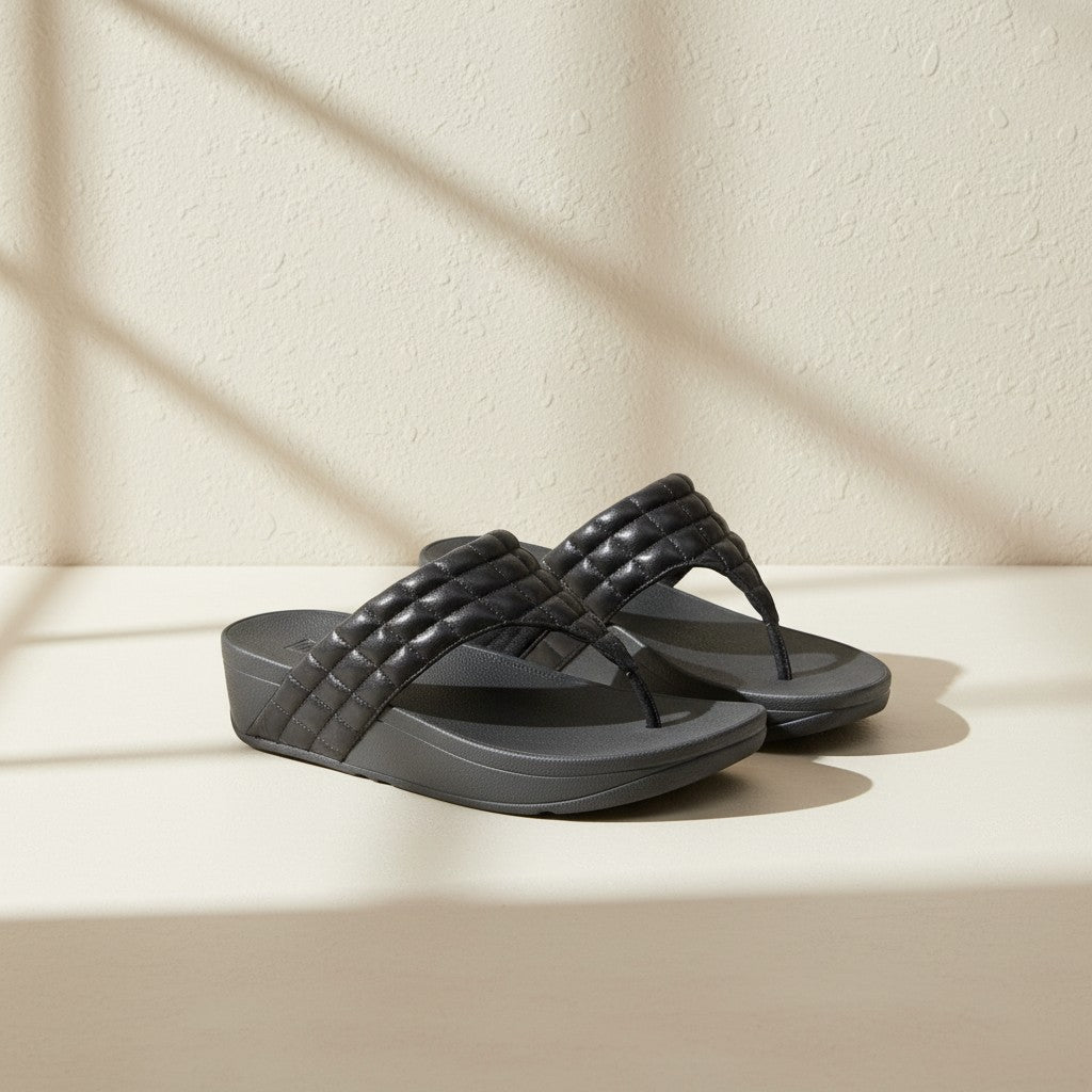 Sandales entre-doigts Fitflop Lulu noires en daim matelassé, confortables et élégantes, vendues par Frippindealz.
