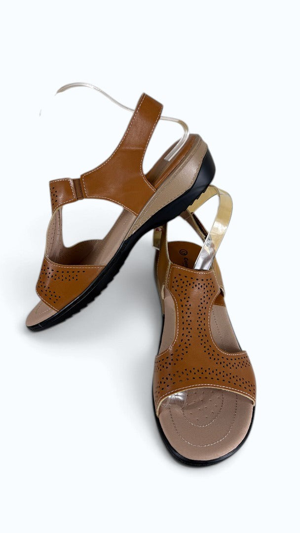 Sandales Frippindealz Comforsoft marron en simili cuir avec perforations décoratives et semelle ergonomique