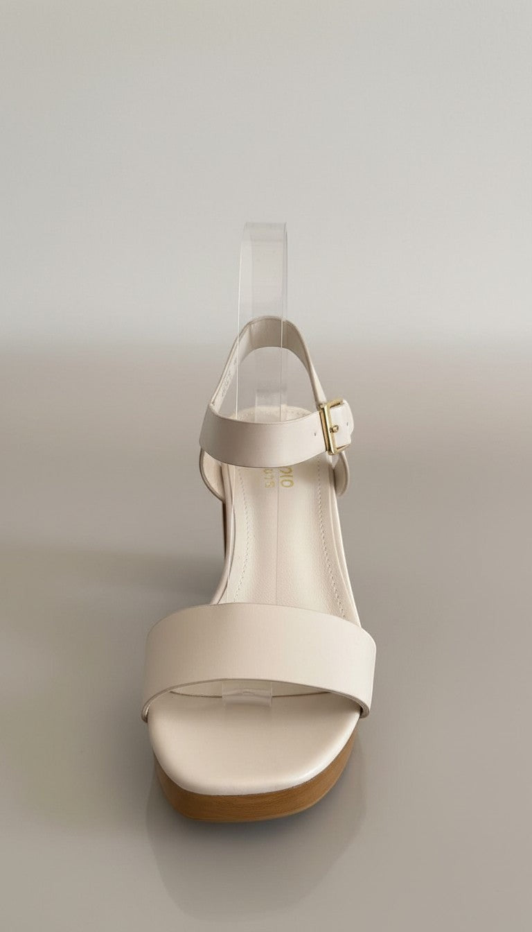 Sandales Marquiiz écrues en cuir synthétique à talon bloc effet bois de 10 cm, bride cheville dorée, neuves.