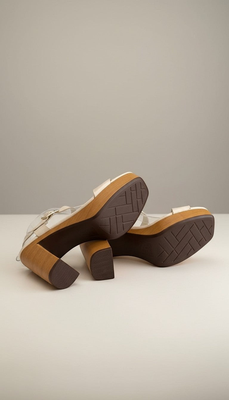 Sandales compensées Marquiiz écrues en similicuir avec talon effet bois de 10 cm et boucle dorée. Style rétro.