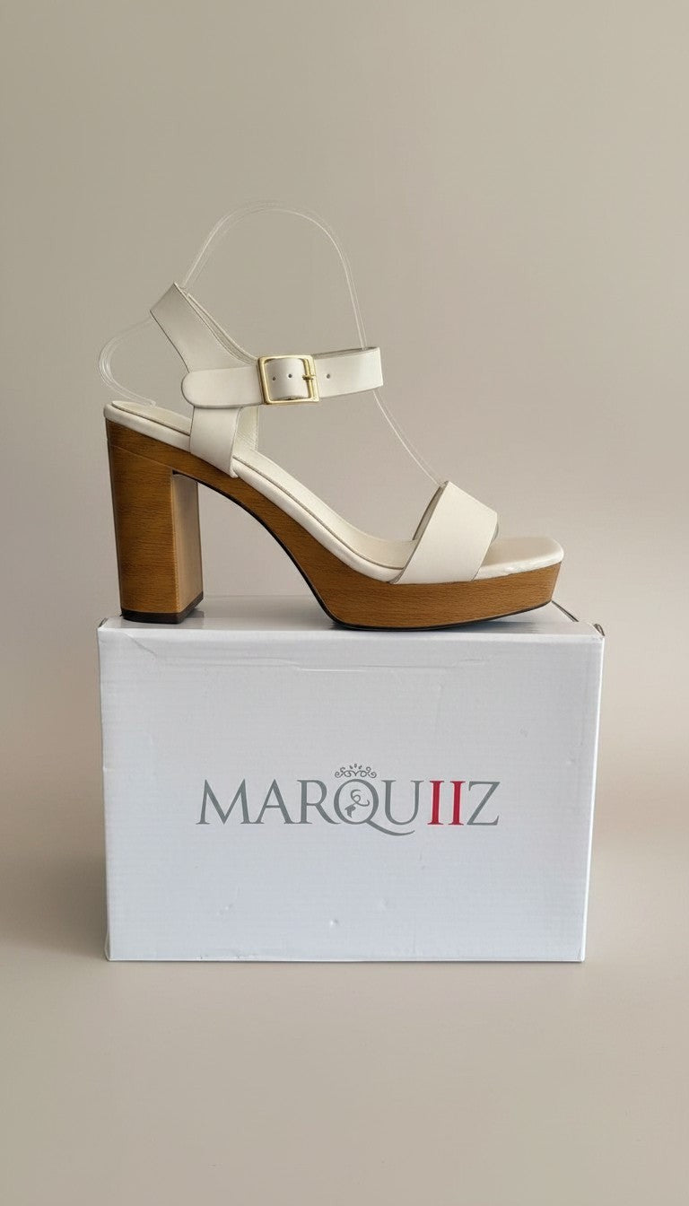Sandales Marquiiz écrues en cuir synthétique avec talon bloc effet bois de 10 cm et boucle dorée. Plateforme et bride cheville.
