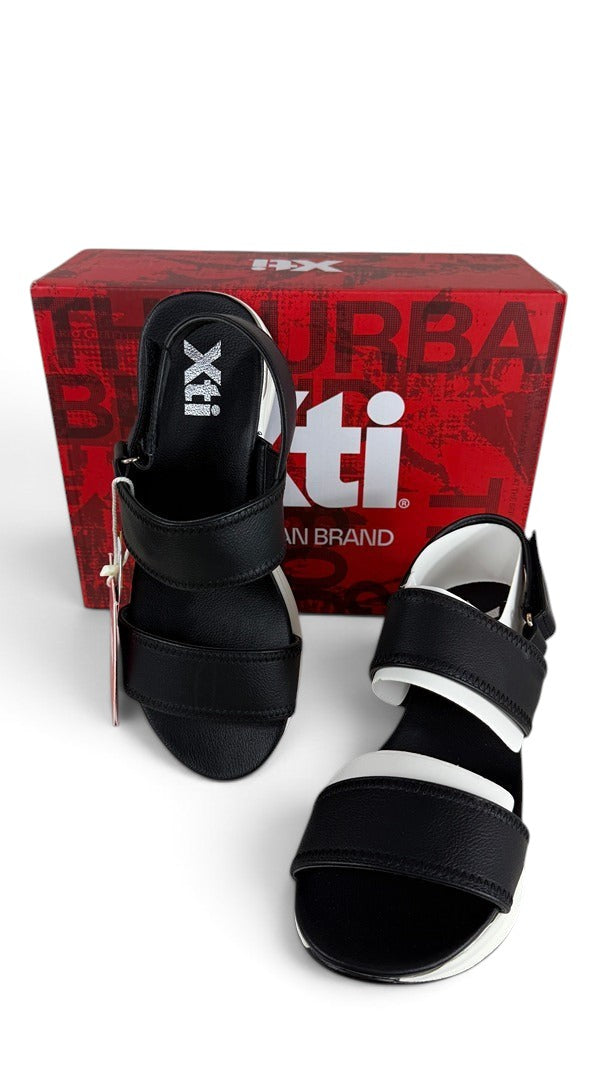 Sandales plateforme noires Frippindealz XTI en cuir synthétique avec semelle bicolore et bride scratch ajustable