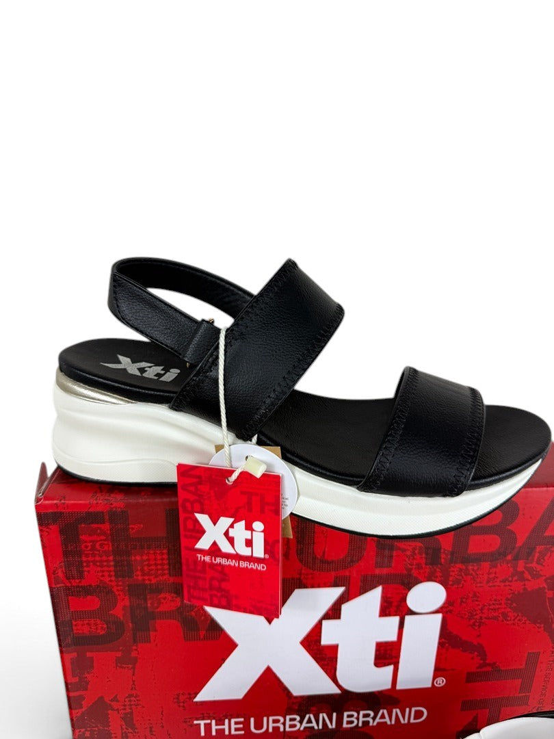 Sandales plateforme Frippindealz XTI noires en cuir synthétique avec semelle bicolore et bride scratch ajustable