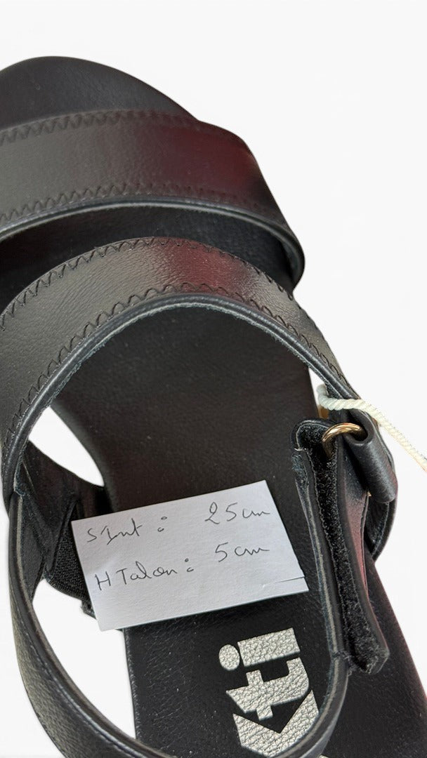 Sandales plateforme noires XTI en cuir synthétique avec semelle ergonomique, vendues par Frippindealz