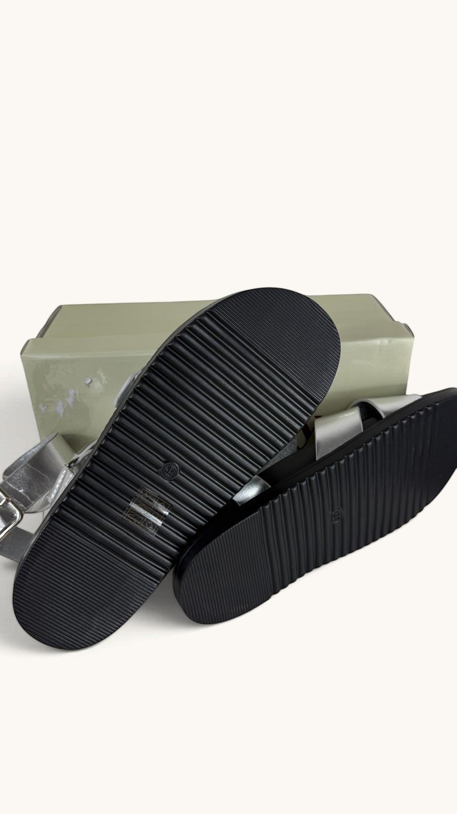 Sandales plates Frippindealz Findlay argentées en cuir synthétique avec semelles crantées noires et boucles réglables