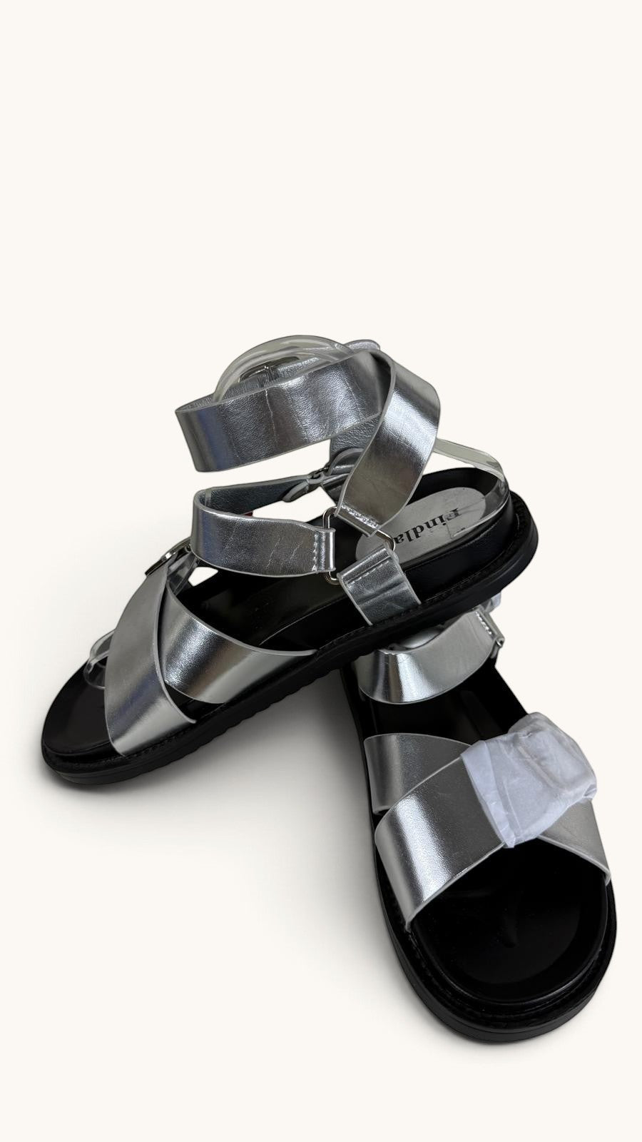 Sandales plates Frippindealz Findlay en cuir synthétique argenté avec brides croisées et semelle noire crantée