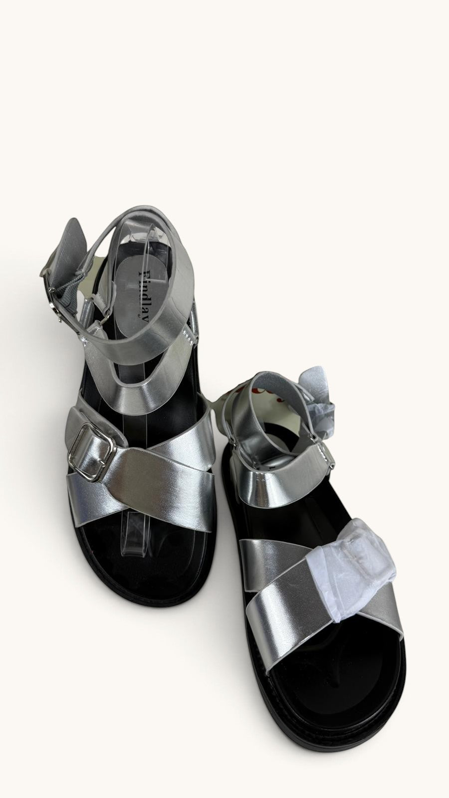 Sandales plates Frippindealz Findlay argentées en cuir synthétique avec brides croisées et doubles boucles réglables