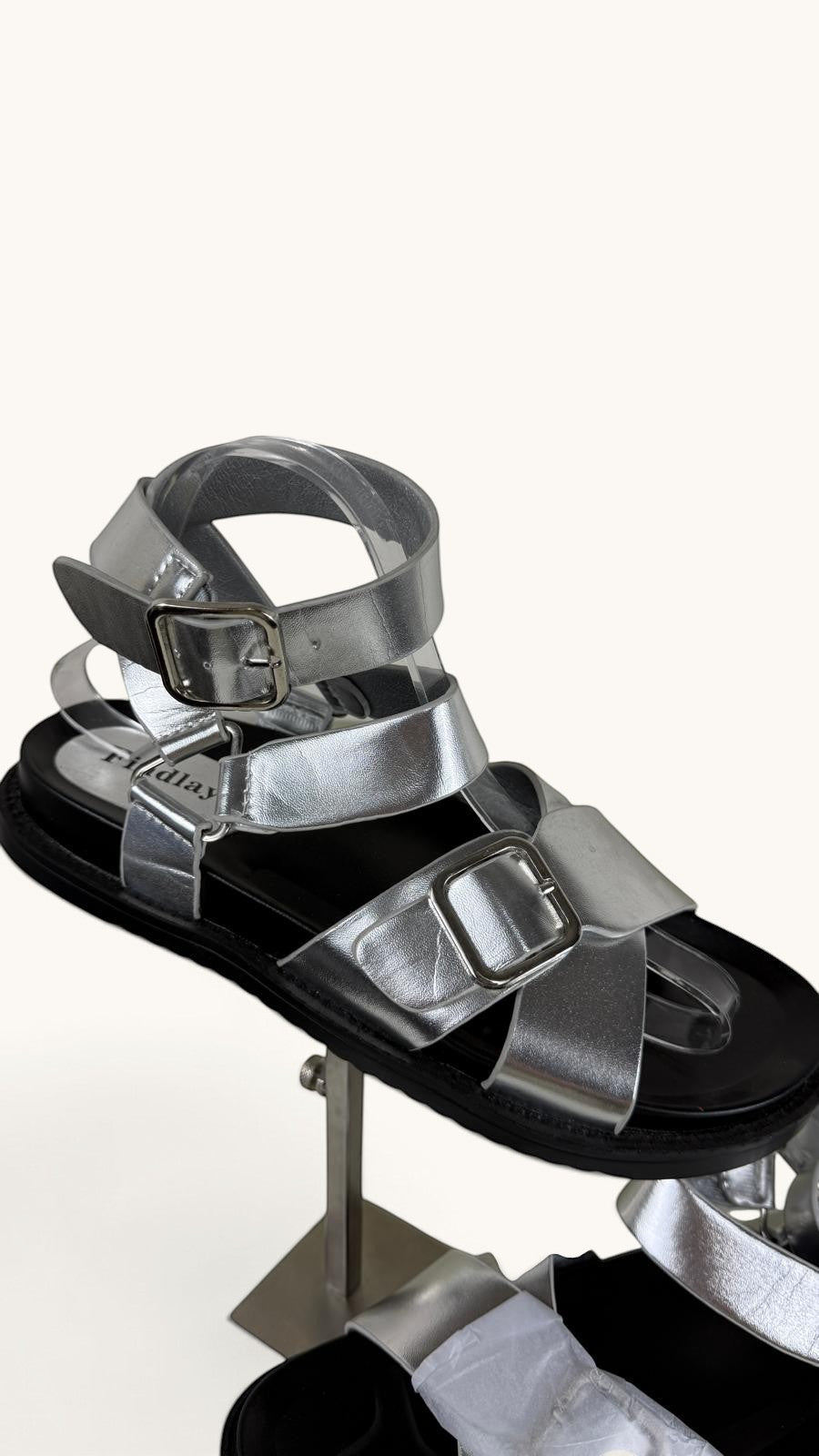Sandales plates Frippindealz Findlay argentées en cuir synthétique avec brides croisées et doubles boucles réglables
