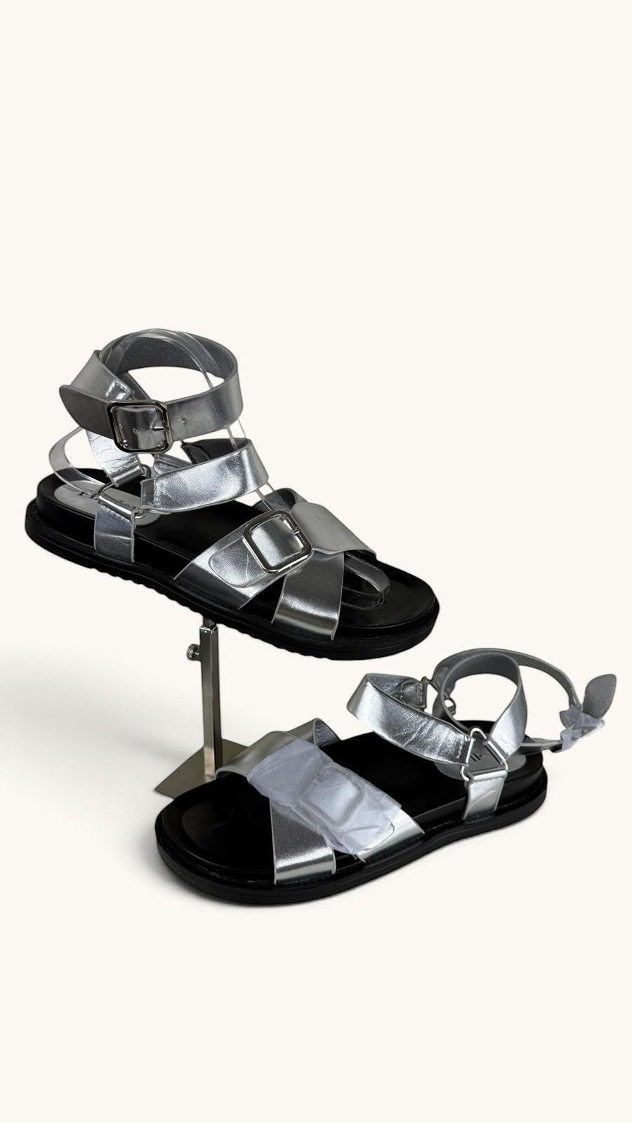Sandales plates Frippindealz Findlay en cuir synthétique argenté avec brides croisées et doubles boucles réglables