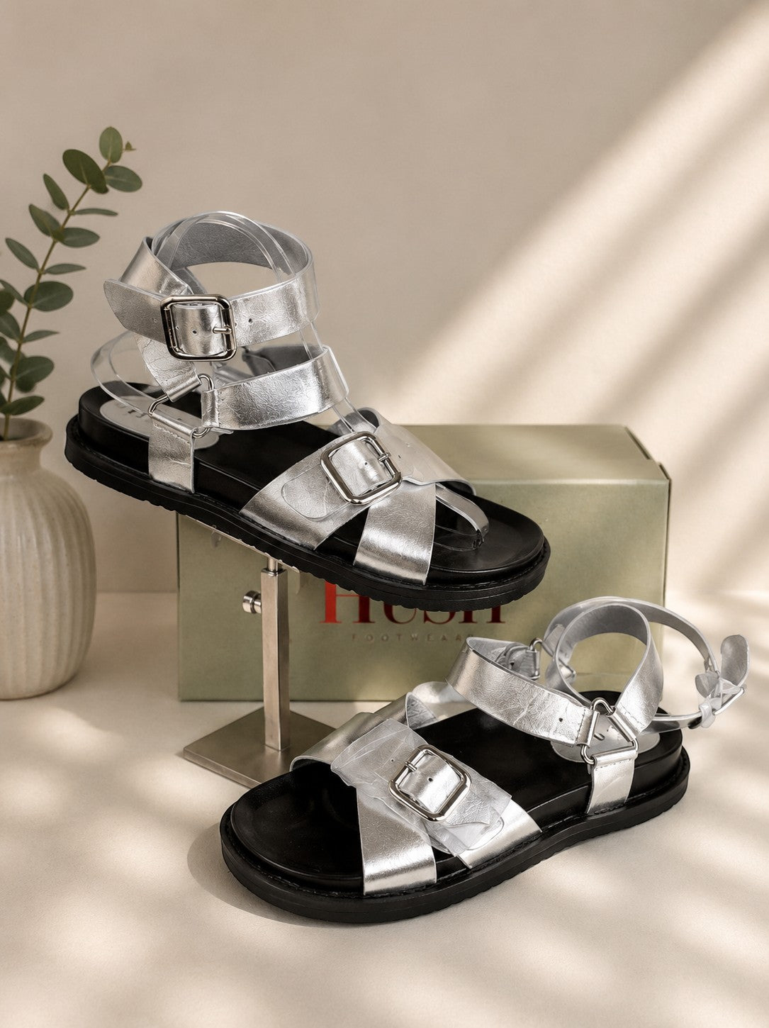 Sandales plates Frippindealz Findlay en cuir synthétique argenté avec brides croisées et doubles boucles réglables