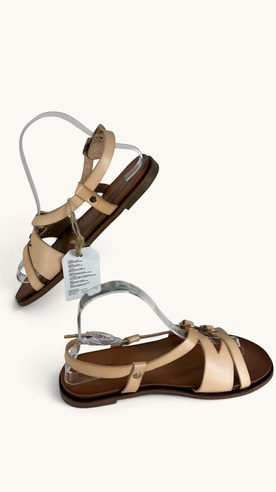 Sandales plates Frippindealz Jomix crème en simili cuir avec brides croisées et boucles dorées ajustables