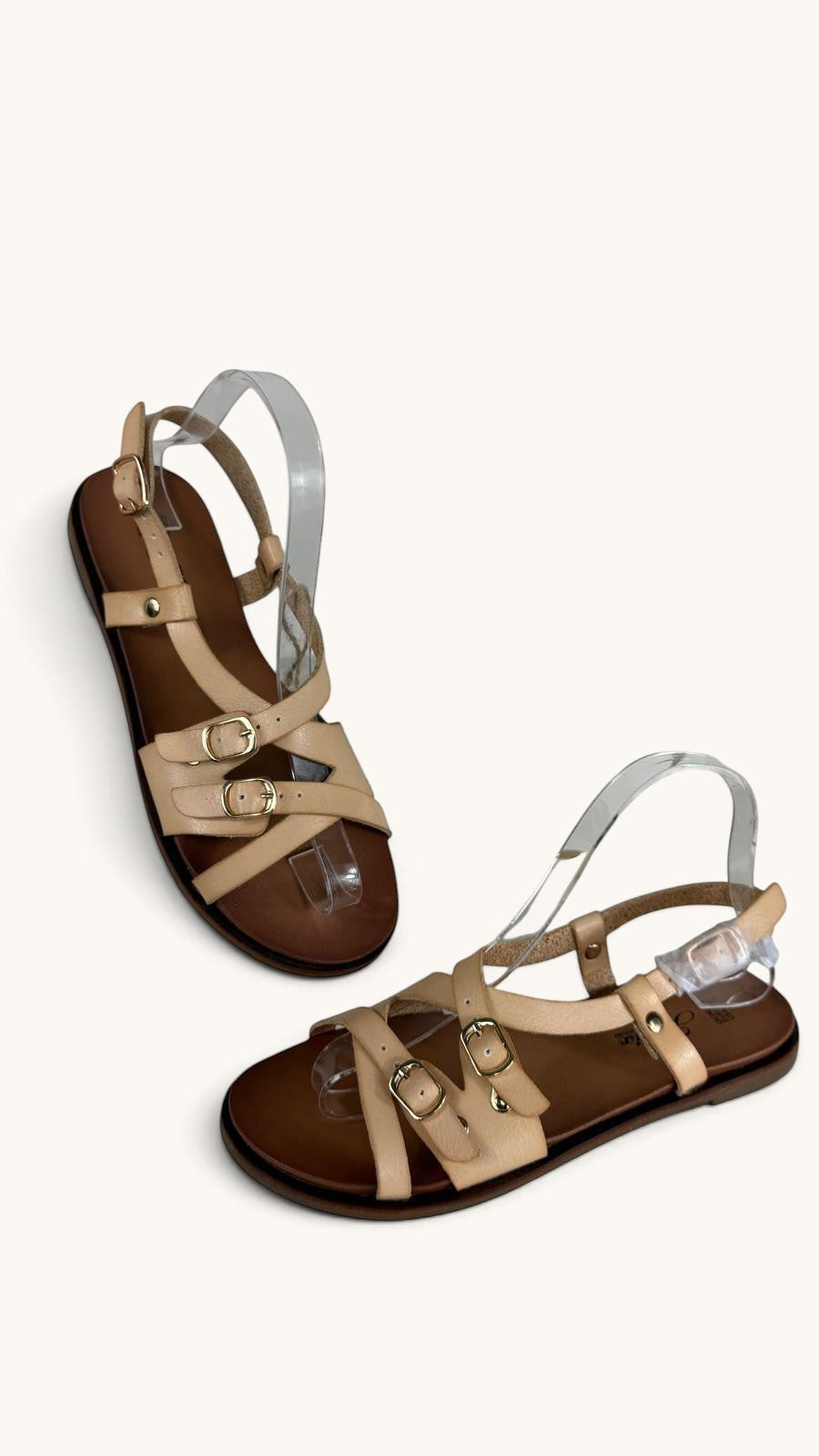 Sandales plates Frippindealz Jomix crème en simili cuir avec brides croisées et boucles dorées ajustables