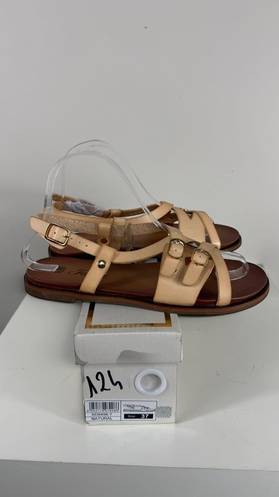Sandales plates Frippindealz Jomix crème en simili cuir avec brides croisées et boucles dorées ajustables