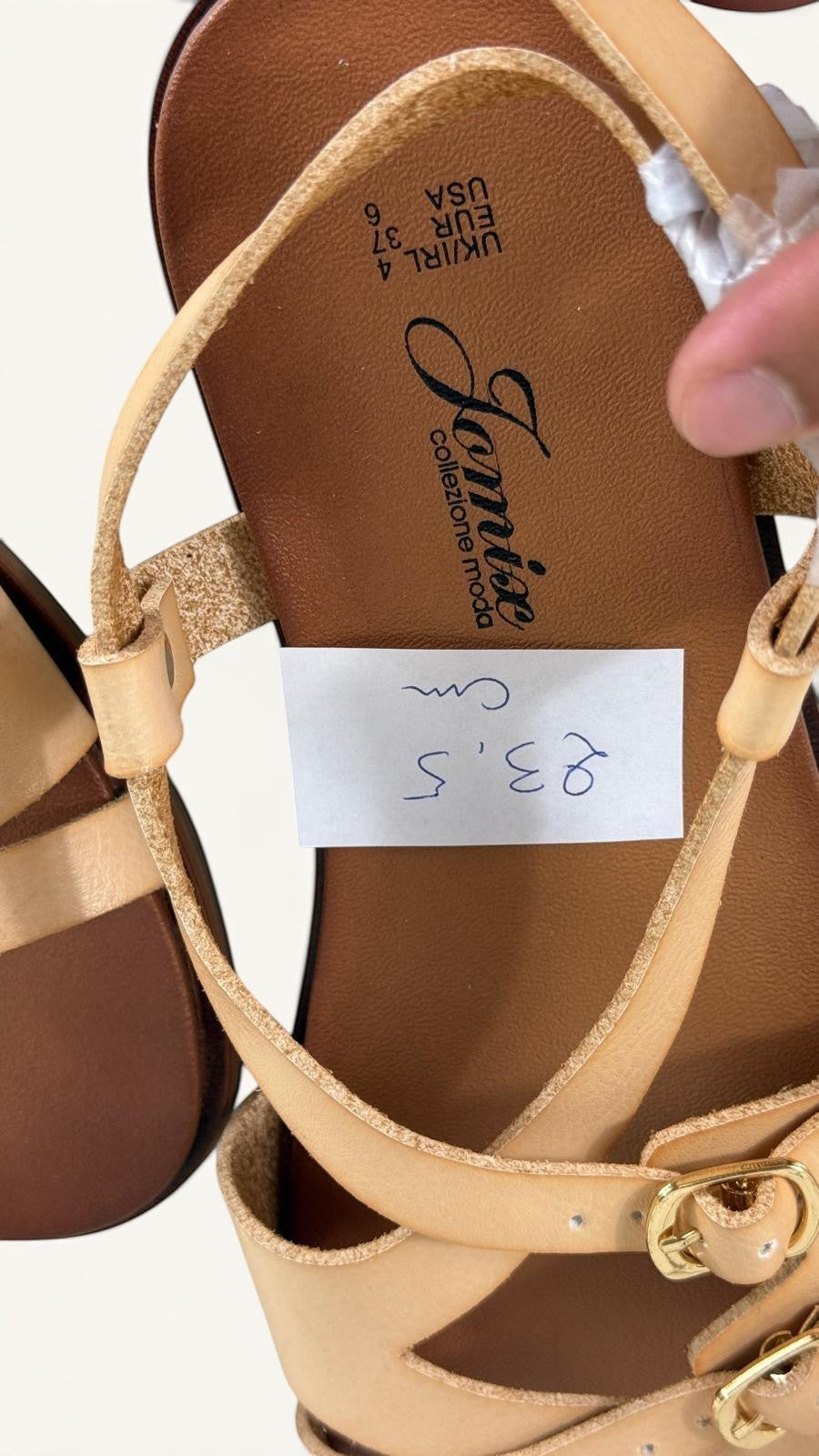 Sandales plates Frippindealz Jomix crème en simili cuir avec brides croisées et boucles dorées, taille 37