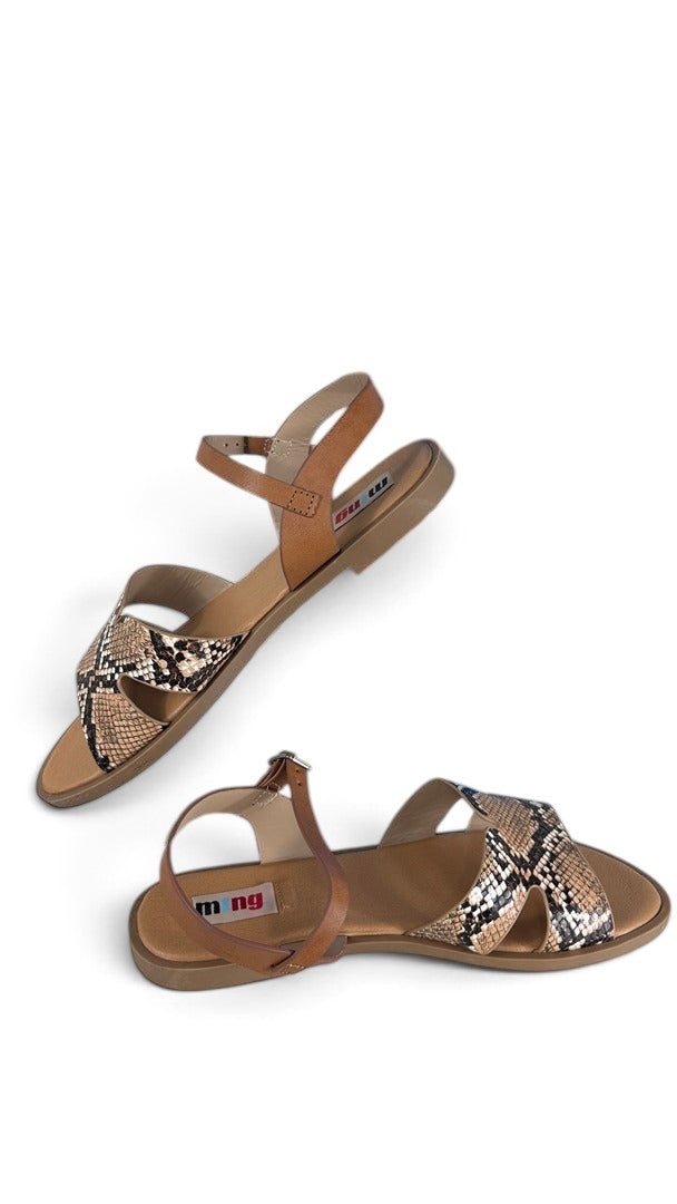 Sandales plates Frippindealz Mtng marron à motif python avec brides croisées et boucle réglable à la cheville