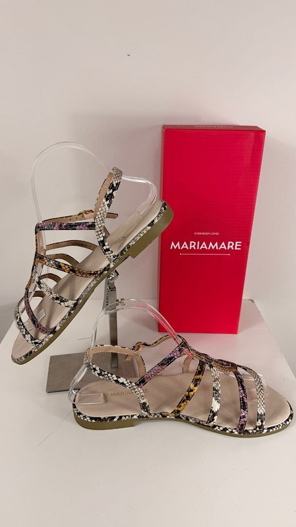 Sandales plates Frippindealz Mariamare à fines lanières entrelacées, motif python multicolore et boucle dorée.