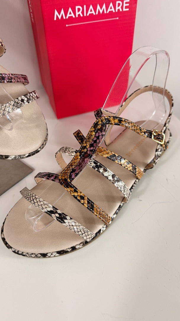 Sandales plates Frippindealz Mariamare à fines lanières entrelacées, motif python multicolore et boucle dorée.