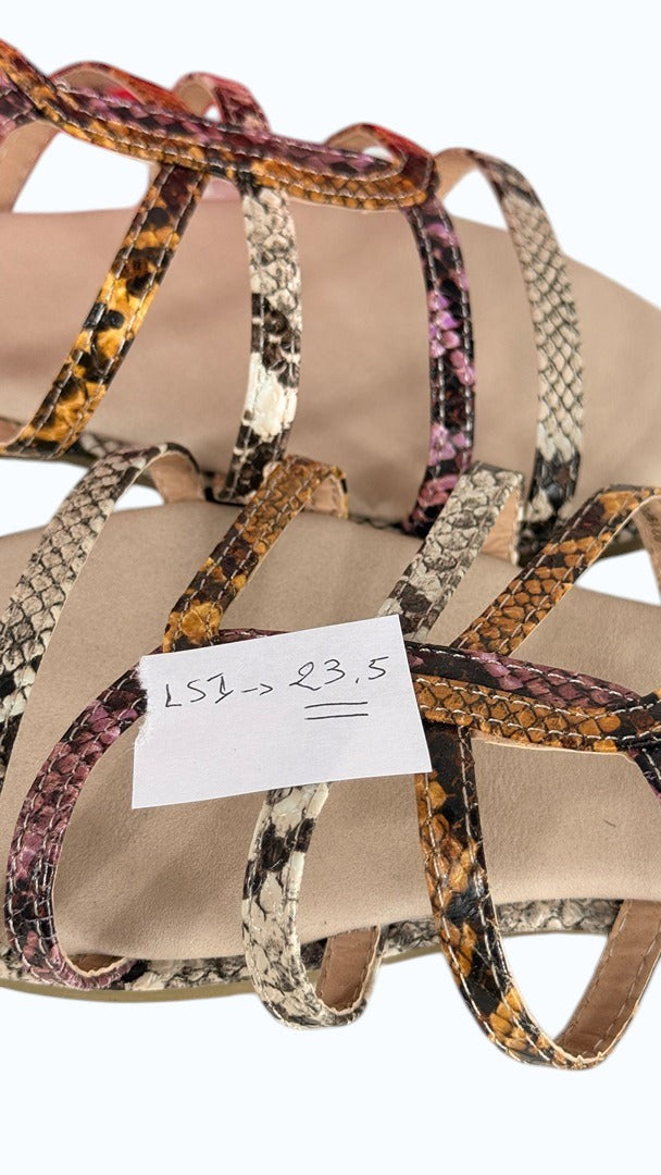Sandales plates Frippindealz Mariamare à fines lanières entrelacées motif python multicolore marron et lilas