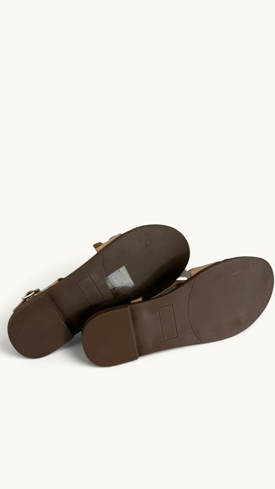 Semelles marron des sandales plates Frippindealz Jomix en simili cuir crème avec texture antidérapante
