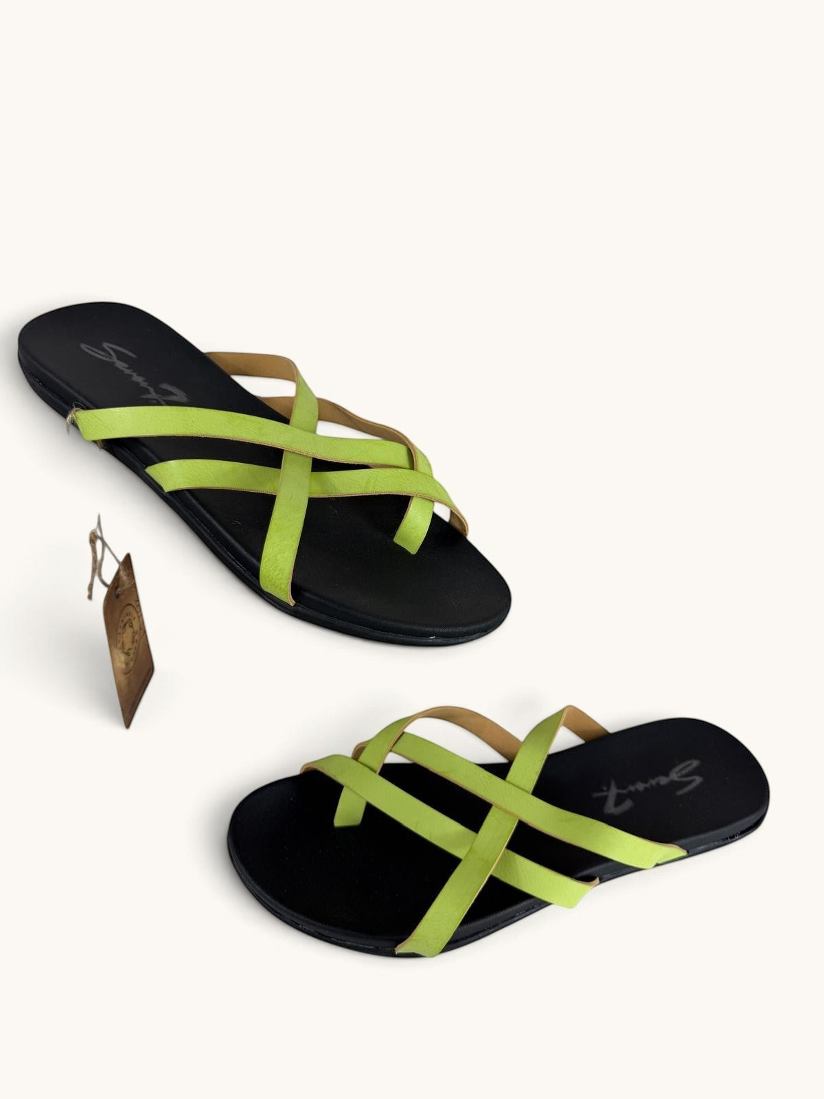 Sandales plates Frippindealz Seven7 vert lime en cuir synthétique avec brides entrelacées et semelle noire