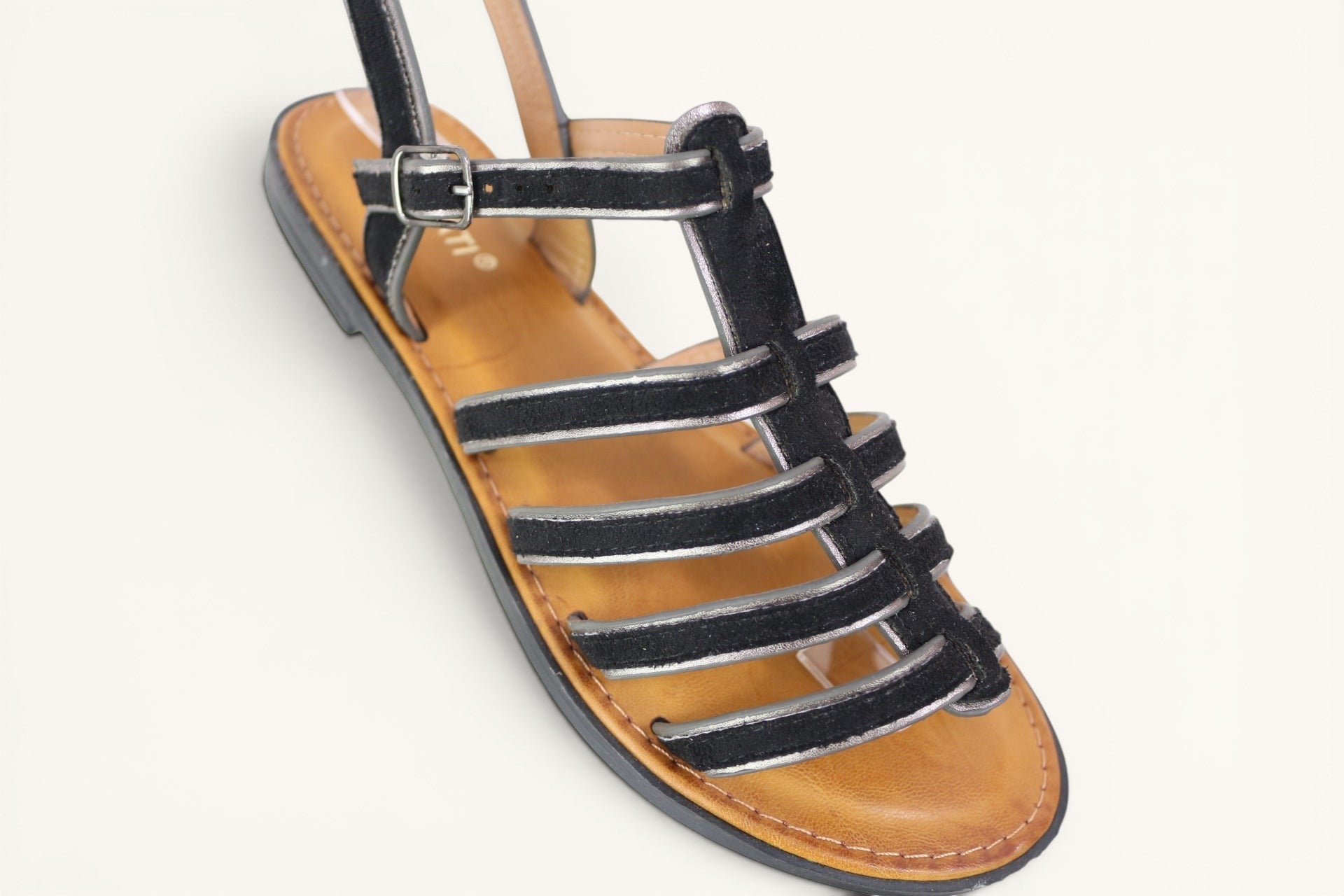 Sandales romaines Frippindealz Poti Pati noires à brides multiples avec détails argentés et bride cheville réglable