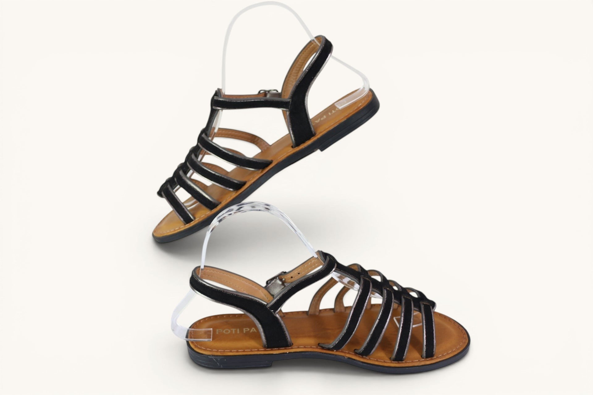 Sandales romaines femme Frippindealz Poti Pati noires à brides multiples et semelle plate, style minimaliste chic.